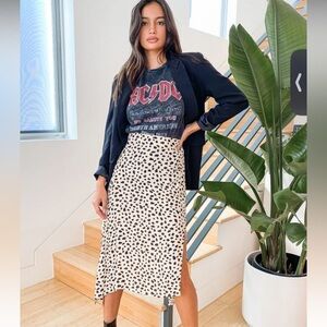 Brand new with tags! Size XS Lulu’s high waisted Cheetah Print MIDI Skirt